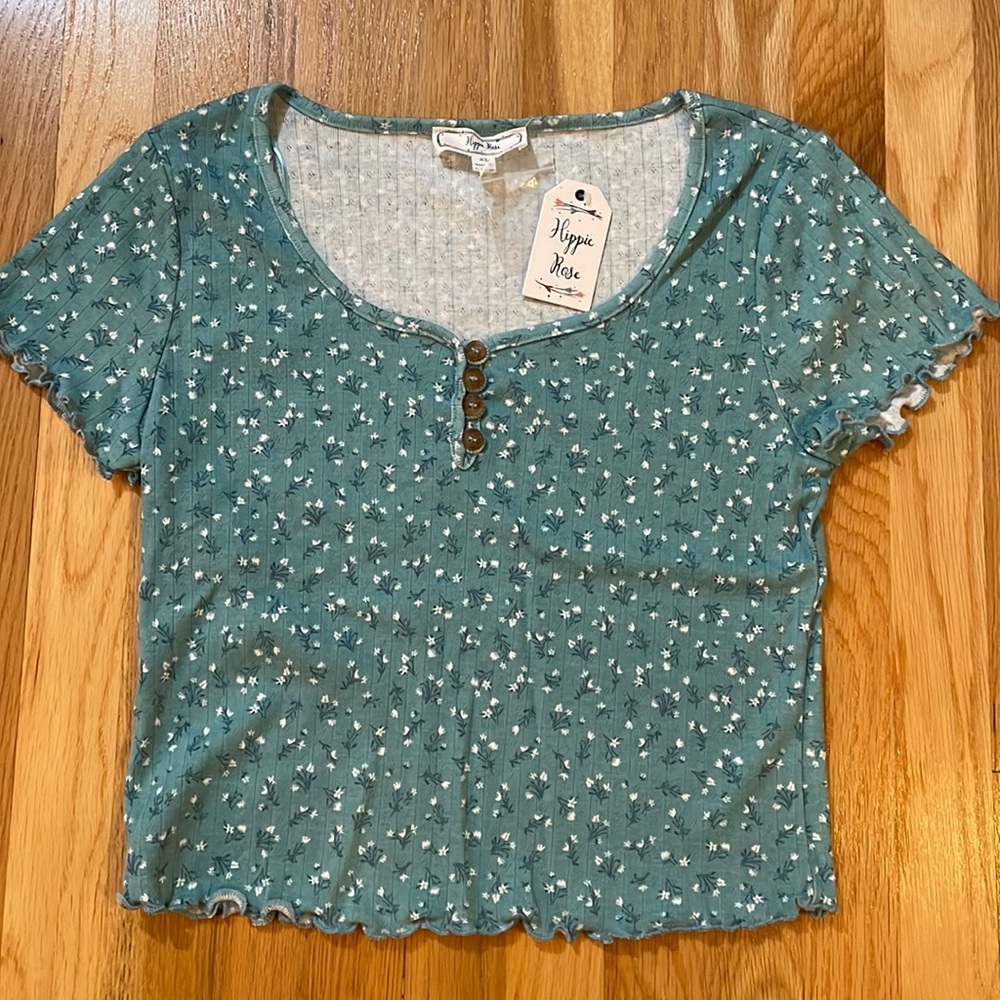 NWT Juniors XL Hippie Rose Fitted Crop Shirt w/ Scalloped Sleeves